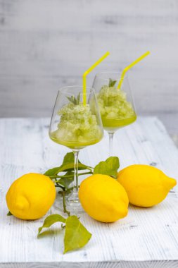 Limonlu nane şerbeti ile hayat