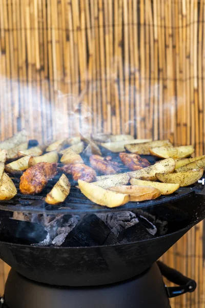 用马铃薯在花园烤架上腌制的鸡肉 — 图库照片