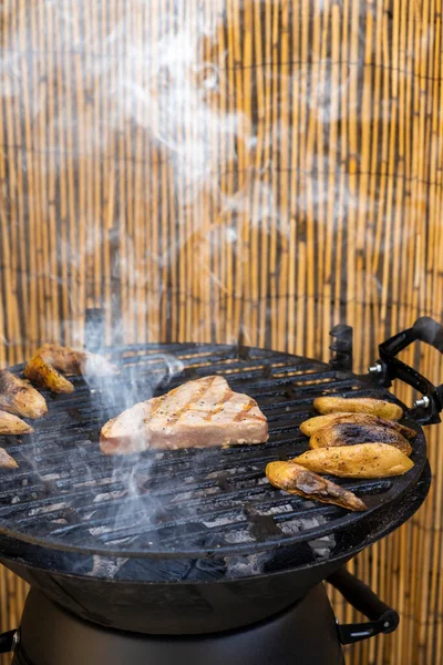 Bistecca Tonno Alla Griglia Con Patate Forno — Foto Stock