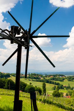 Avusturya, Styria 'nın güneyinde Klapotetz adlı yel değirmenli bir üzüm bağı.