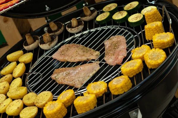 Parrilla Con Patatas Carne Pavo Calabacín Champiñones Salchichas —  Fotos de Stock