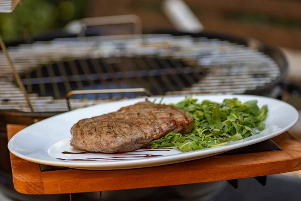 Biefstuk Met Spinazie Rucola Salade — Stockfoto