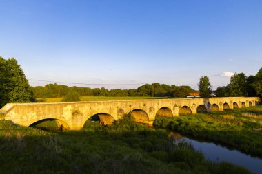 Trebon yakınlarındaki Vitek göleti üzerindeki eski taş köprü, Güney Bohemya, Çek Cumhuriyeti