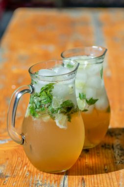 Tahta masada iki bardak mojito.