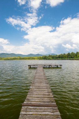 Macar Jenoi-to göletindeki iskele.