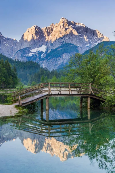 スロベニアのトリグラフ国立公園にある村Kranjska Goraの近くの湖と山 — ストック写真