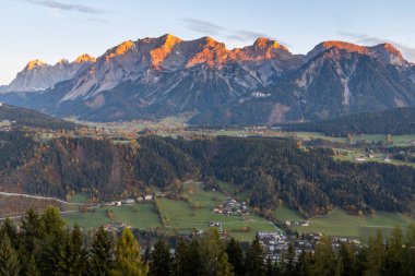 Avusturya 'da Dachstein Massif' in sonbahar manzarası