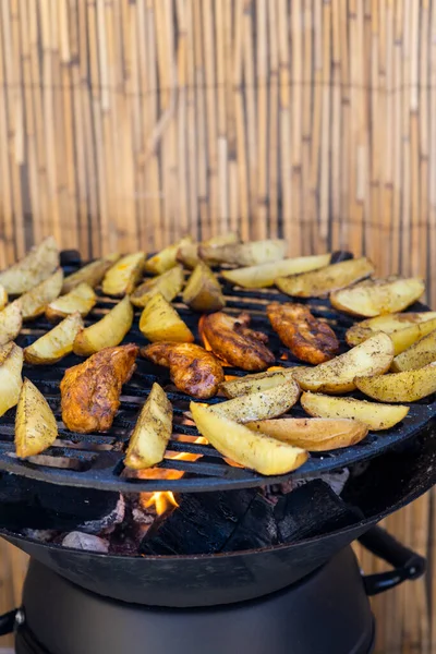 Marynowany Kurczak Ziemniakami Grillu Ogrodowym — Zdjęcie stockowe