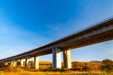 Slovakya 'da yüksek Tatras altında otoyol