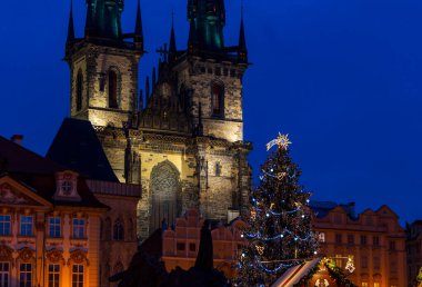 Çek Cumhuriyeti Prag 'daki Old Town Square' de Noel ağacı
