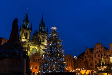 Çek Cumhuriyeti Prag 'daki Old Town Square' de Noel ağacı