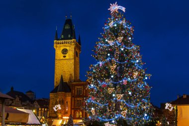 Çek Cumhuriyeti Prag 'daki Old Town Square' de Noel ağacı