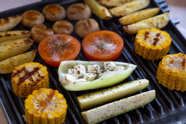 Parrilla Eléctrica Con Patatas Picantes Champiñones Verduras —  Fotos de Stock