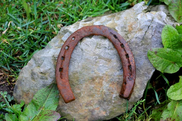 石の上の古い蹄鉄 — ストック写真