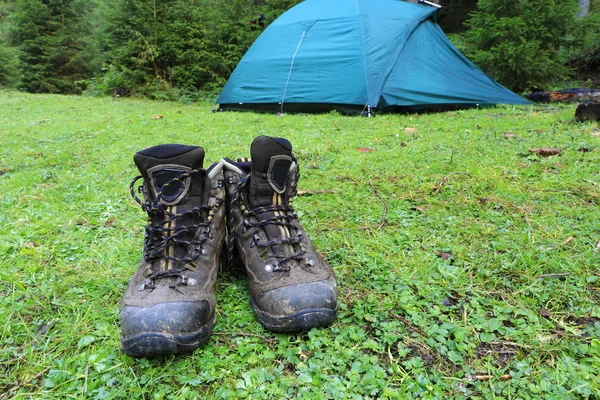 Botas turísticas en prado verde — Foto de Stock