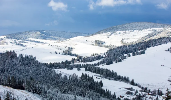 Зимний пейзаж в горах — стоковое фото