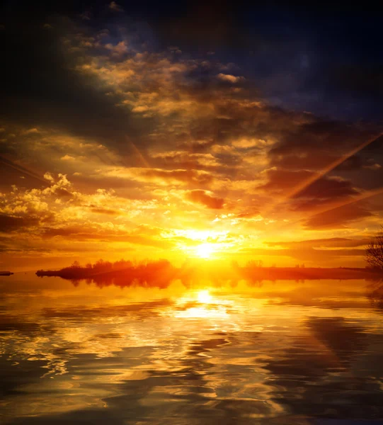 Bel tramonto rosso sull'acqua del lago — Foto Stock
