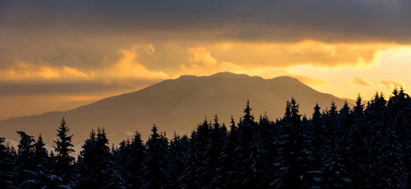 Pôr do sol sobre montanhas — Fotografia de Stock