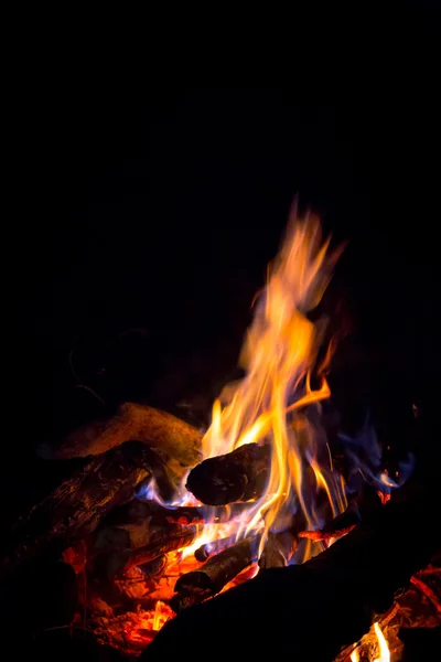 A sötétben tűz lángja — Stock Fotó
