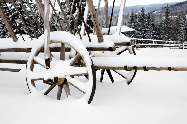 Wooden wheel carriage in snow — Stock Photo, Image
