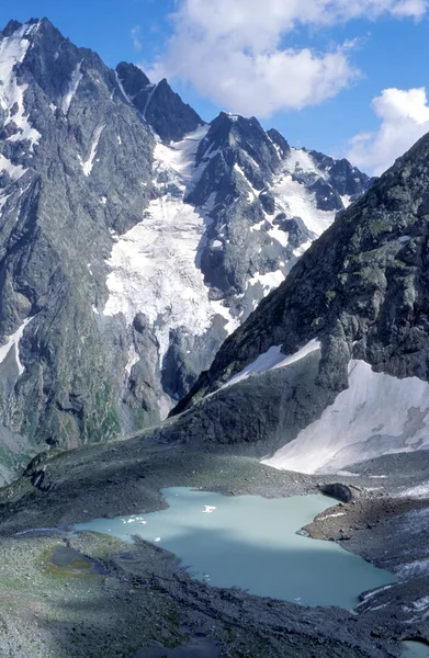 Buzul yakınındaki dağ gölü — Stok fotoğraf