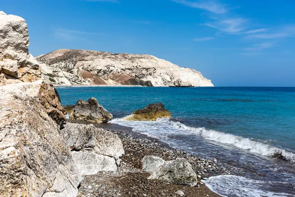 Mare blu e costa rocciosa — Foto Stock