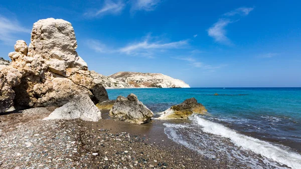 Bel paesaggio marino con riva rocciosa — Foto Stock