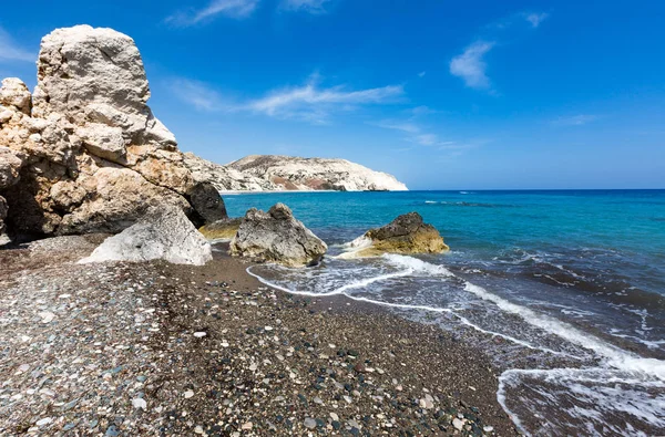 Deniz ile kayalık sahil sahnesinde