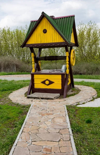 Tradição ucraniano poço de madeira — Fotografia de Stock