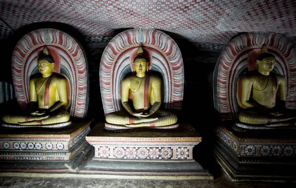 Buddha-statuer i huleklosteret Dambulla – stockfoto