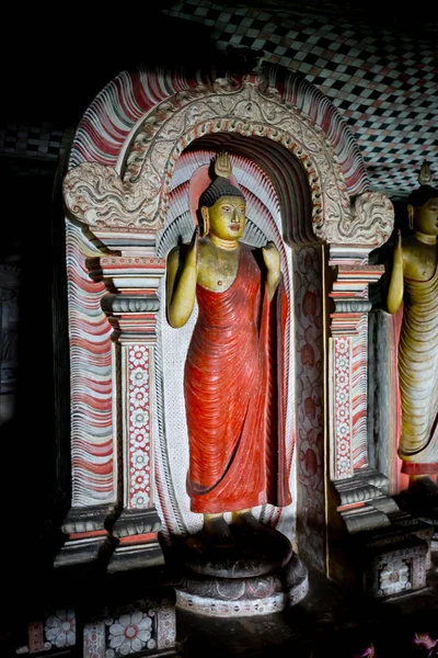 Estatua de Buda en el famoso monasterio de la cueva de Dambulla — Foto de Stock