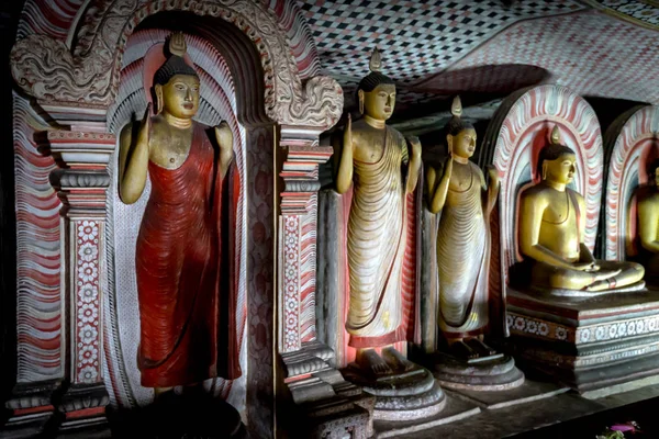 Buda heykelleri Dambulla Manastırı mağara içinde — Stok fotoğraf