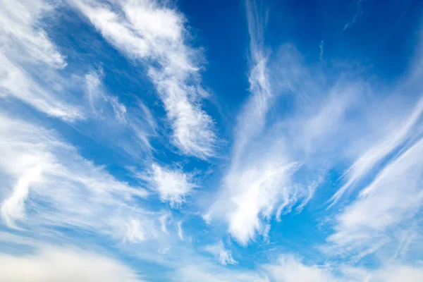 Nuvens no céu azul — Fotografia de Stock