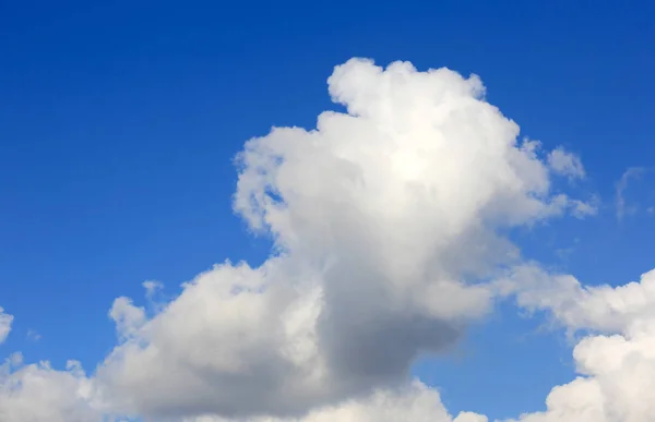 Weiße Wolken am blauen Himmel — Stockfoto