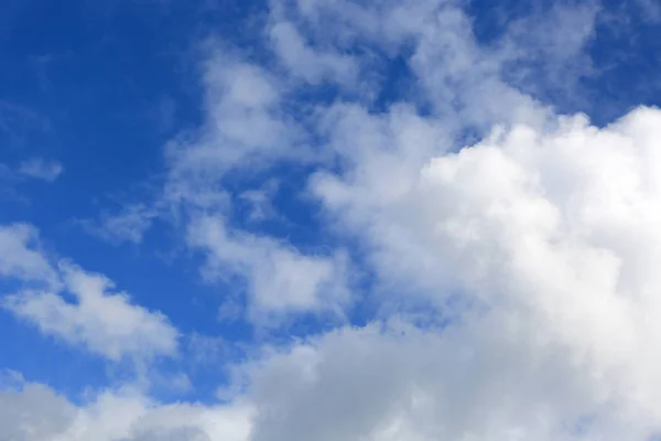 Летнее небо с облаками — стоковое фото