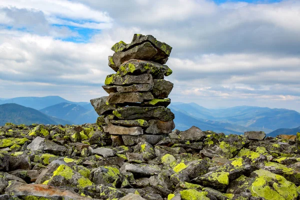 Pila de piedra en la cima de la montaña en Cárpatos — Foto de Stock