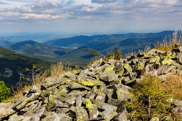 Pedras velhas no topo da montanha — Fotografia de Stock