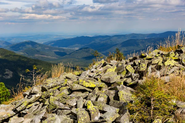 Vecchie pietre sulla cima della montagna — Foto Stock