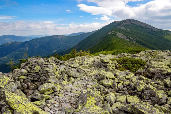 Krajina s výhledem na horský hřeben — Stock fotografie