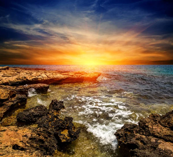 Zonsondergang boven zee — Stockfoto