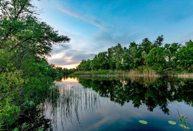 akşam sahne Nehri üzerinde