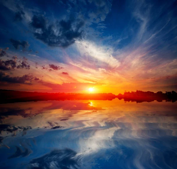 Pôr do sol sobre a água do lago — Fotografia de Stock