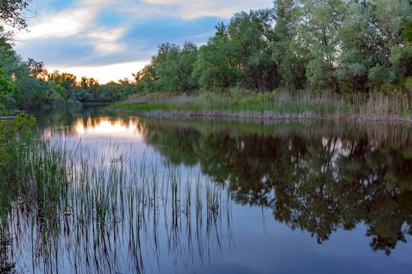 Abendliche Szene auf dem Fluss — Stockfoto