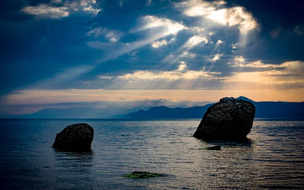 Pietre scure in acqua di mare — Foto Stock