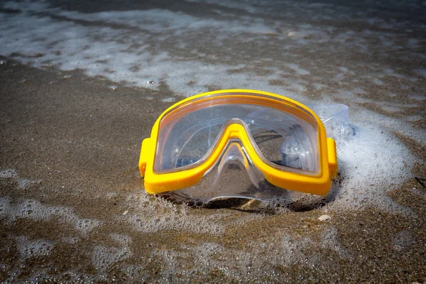 Máscara de natación amarilla en la playa de arena —  Fotos de Stock