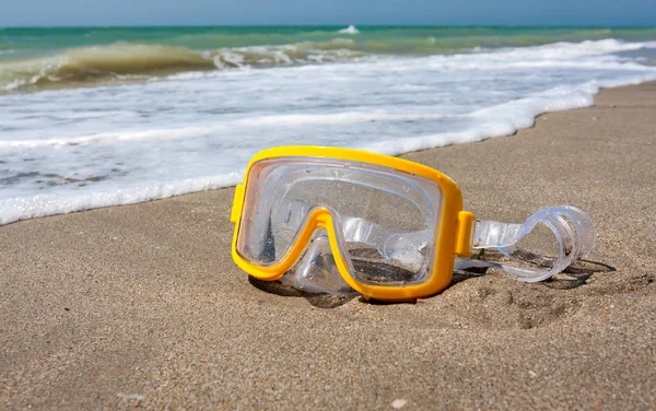 海のビーチでスイミング マスク — ストック写真