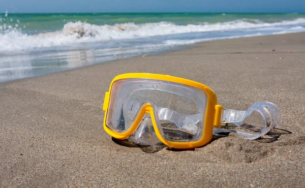 Maschera da snorkeling sulla spiaggia del mare Foto Stock