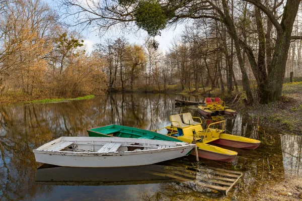 Båtar på moorage — Stockfoto