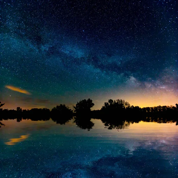 Bonito cielo nocturno sobre el lago —  Fotos de Stock