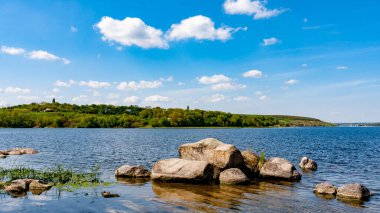 nehir içinde eski taşlar